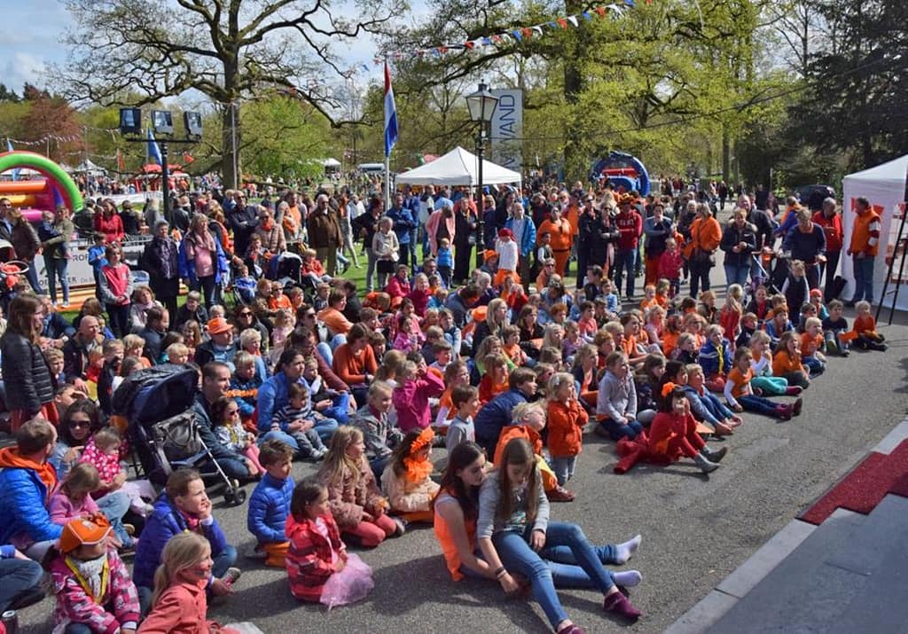 kinderen buiten tijden poppenkastvoorstelling